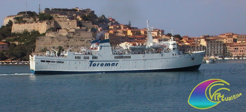 Traghetto che lascia il Porto di Portoferraio