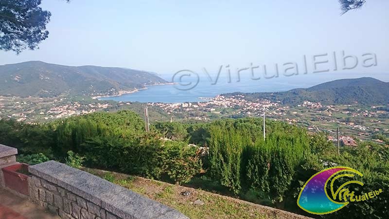 Piazza Belvedere alias Facciatoja - con vista su Marina di Campo