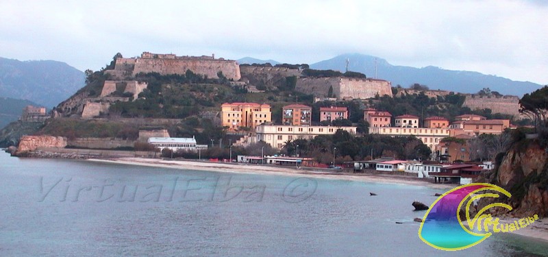 Murs de Forteresse Falcone et plage de Portoferraio