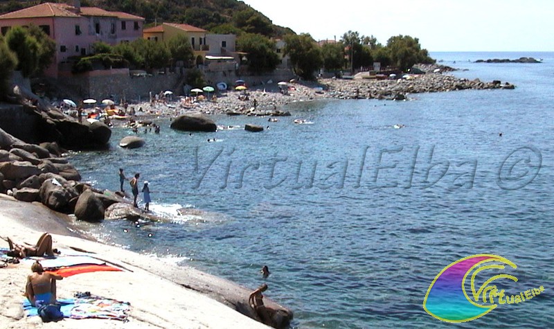 Spiaggia e scogli del Calello Pomonte
