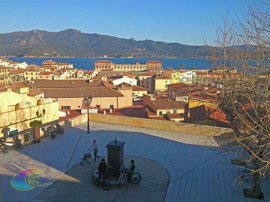 Portoferraio et la Piazza del Carmine vues du Teatro dei Vigilante