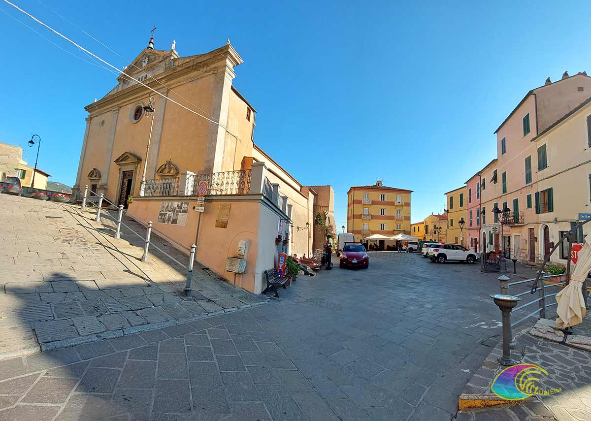 Piazza del Popolo e Chiesa di Rio nell'Elba