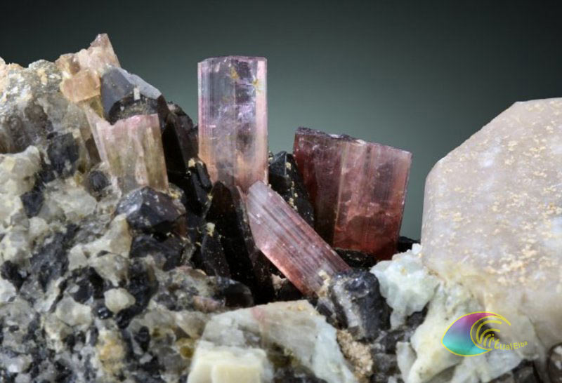 Elbaite est une variété de tourmaline, qui prend différentes couleurs en fonction de la composition chimique.  Le minéral tire son nom de l'île d'Elbe.