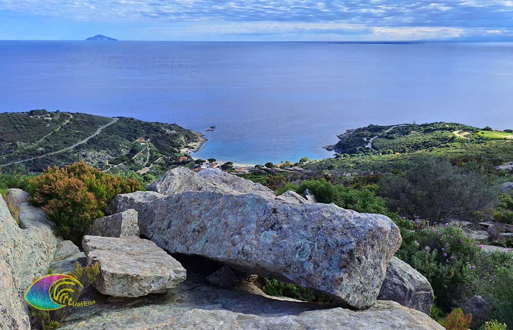 Carrière Grottarelle au-dessus des Choux vue de Montecristo et Pianosa